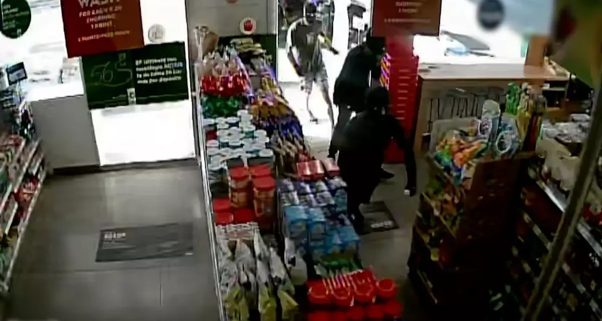 Una banda roba un coche en Molina y atraca una gasolinera en Mazarrón en solo dos minutos