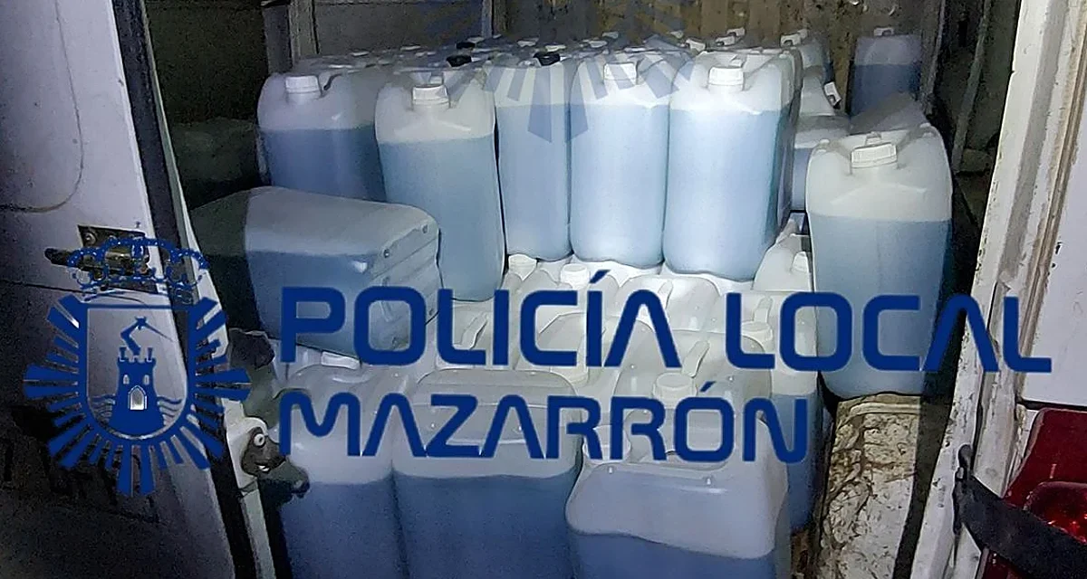 Localizan una furgoneta con más de 2.000 litros de gasolina en la costa de Mazarrón