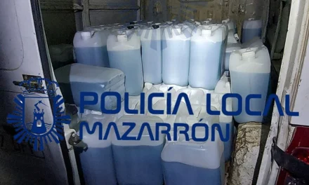 Localizan una furgoneta con más de 2.000 litros de gasolina en la costa de Mazarrón