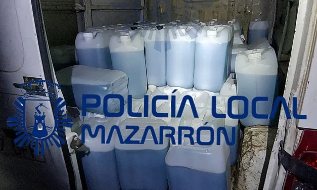 Localizan una furgoneta con más de 2.000 litros de gasolina en la costa de Mazarrón