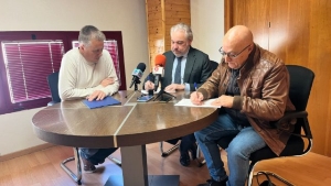 El alcalde de Mazarrón firma convenios de colaboración con la asociación F20, y con los cabildos de Mazarrón y Puerto