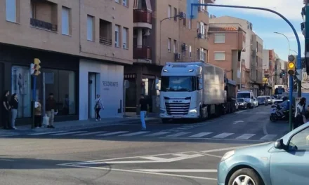 Centenares de camiones de gran tonelaje cruzan a diario calles y avenidas de cascos urbanos de la Región sin alternativa