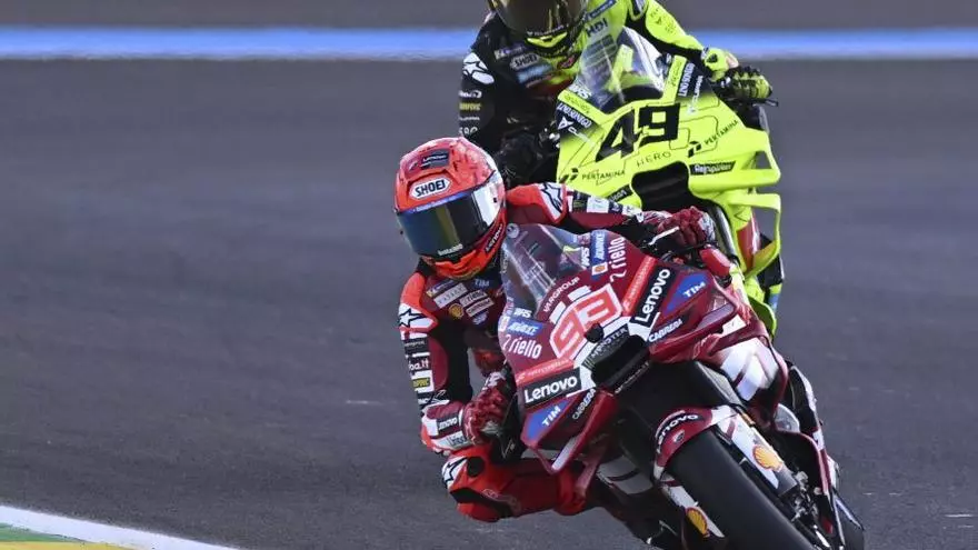 Pedro Acosta sigue líder pese a ser solo noveno en la carrera al sprint de Brasil