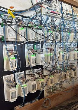 Cae un clan familiar que cultivaba más de mil plantas de marihuana en una nave de Mazarrón