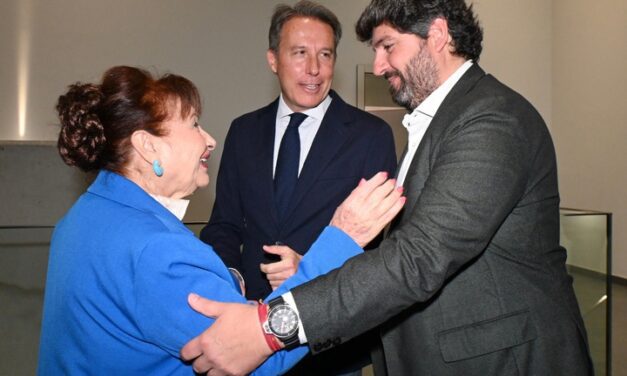 López Miras destaca que la nueva edición del programa ‘Cercanos’ de la Comunidad beneficiará a más de 15.000 personas mayores