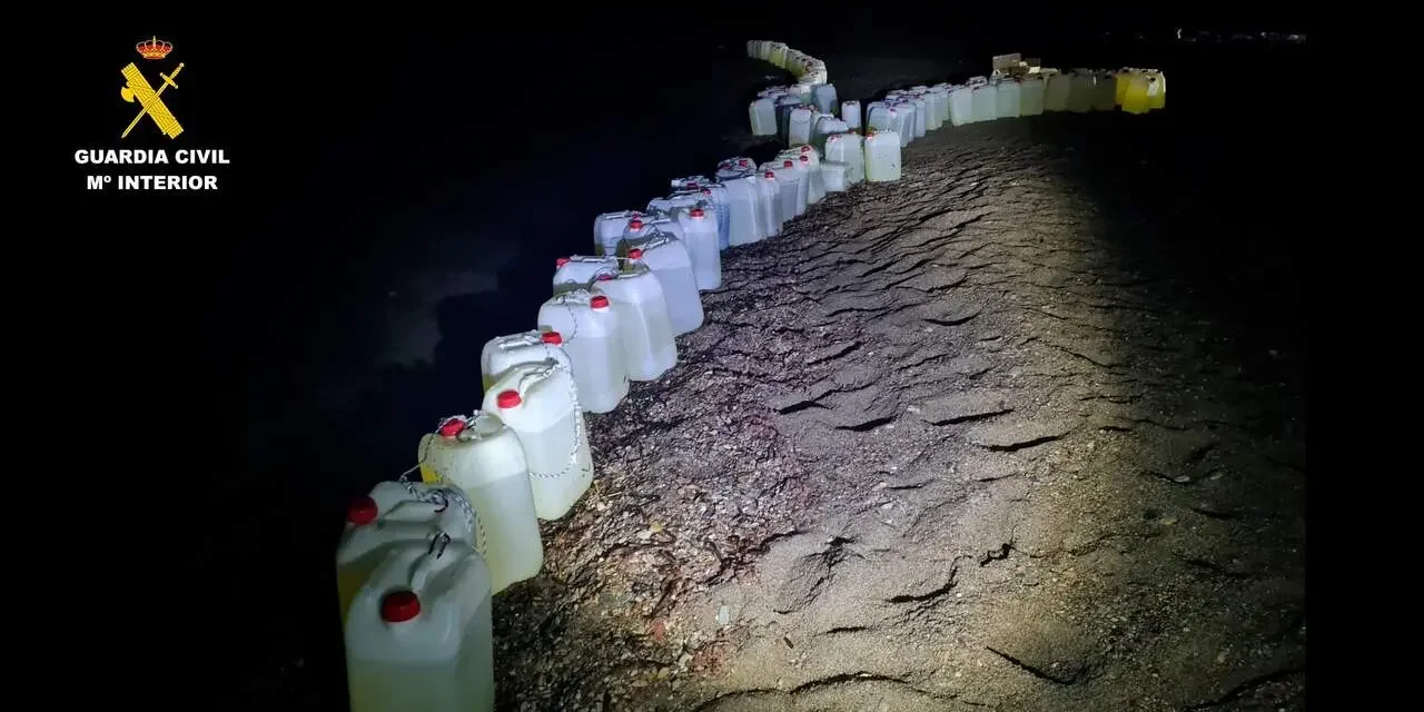 Localizan una embarcación en la playa de Novaticas en la costa de Mazarrón con garrafas de combustible