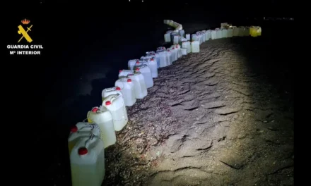 Localizan una embarcación en la playa de Novaticas en la costa de Mazarrón con garrafas de combustible