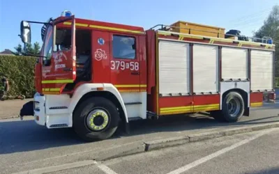 Los bomberos y la Policía Local de Mazarrón han intervenido ante el eminente riesgo de caída de cornisas en Puerto de Mazarrón.