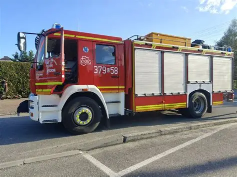 Los bomberos y la Policía Local de Mazarrón han intervenido ante el eminente riesgo de caída de cornisas en Puerto de Mazarrón.