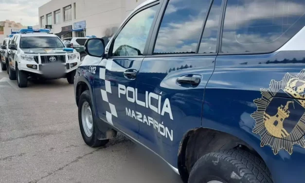 Muere un joven al tirarse de cabeza al mar en una zona del puerto de Mazarrón donde está prohibido bañarse