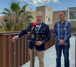 El alcalde, Ginés Campillo, inaugura el nuevo ascensor panorámico de Puerto de Mazarrón
