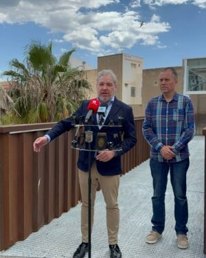 El alcalde, Ginés Campillo, inaugura el nuevo ascensor panorámico de Puerto de Mazarrón