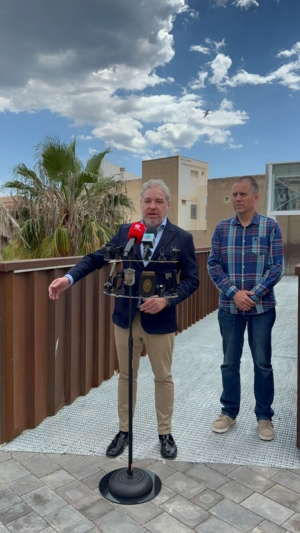 El alcalde, Ginés Campillo, inaugura el nuevo ascensor panorámico de Puerto de Mazarrón