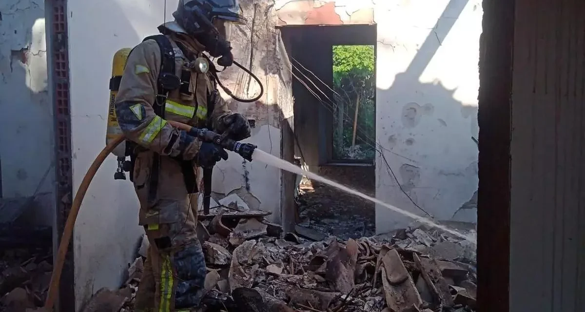 Buscan a una persona entre los escombros tras incendiarse una casa en Mazarrón