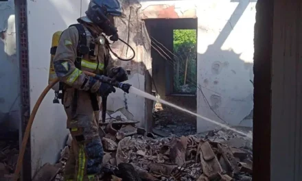 Buscan a una persona entre los escombros tras incendiarse una casa en Mazarrón