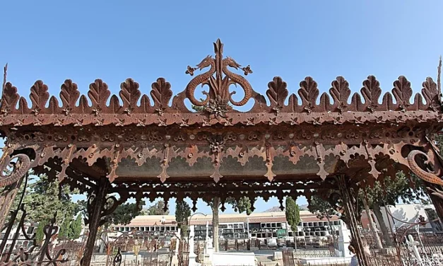 Cultura blinda dos manzanas de tumbas del cementerio de Mazarrón por su valor artístico y simbólico