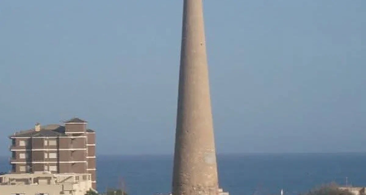 Vecinos de Puerto de Mazarrón se movilizan para salvar la torre del Porvenir