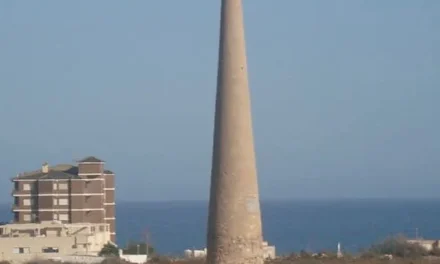 Vecinos de Puerto de Mazarrón se movilizan para salvar la torre del Porvenir