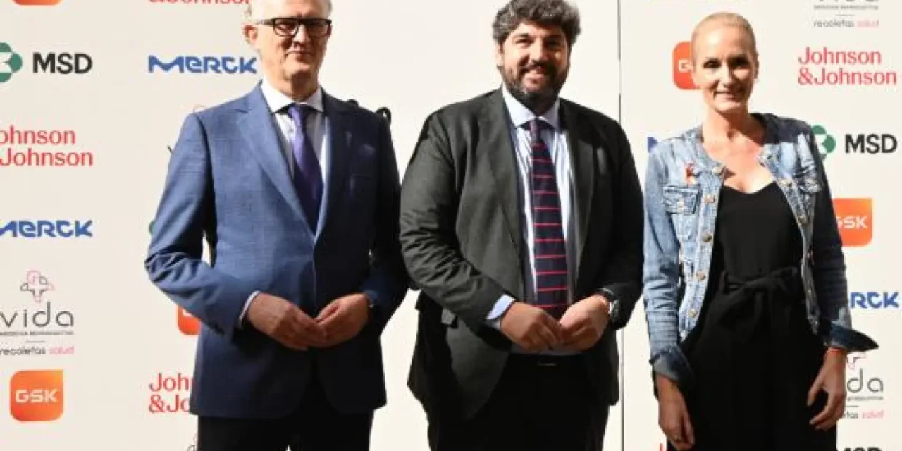 Miras cesa al consejero de Salud por la trama de las prótesis en La Arrixaca: «No somos ajenos a las preocupaciones de la gente»