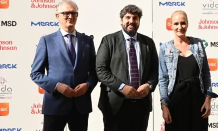 Miras cesa al consejero de Salud por la trama de las prótesis en La Arrixaca: «No somos ajenos a las preocupaciones de la gente»