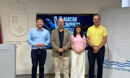 Cientos de buzos se lanzan a limpiar los fondos marinos