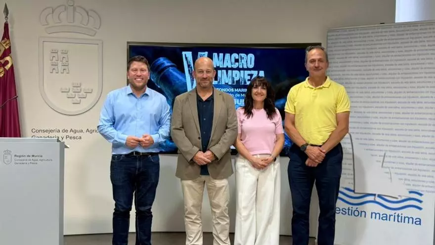 Cientos de buzos se lanzan a limpiar los fondos marinos