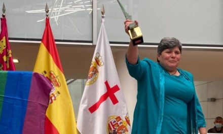 Tomasa Ruiz González, conocida cariñosamente por todos en el municipio como «Tomi». Es, sin duda, una de las figuras más activas, polifacéticas y queridas en el tejido asociativo y social de Mazarrón