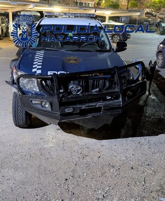 Efectivos de Policía Local Mazarrón detuvieron el pasado martes a un individuo por la presunta comisión de varios delitos al desobedecer las órdenes de los agentes,