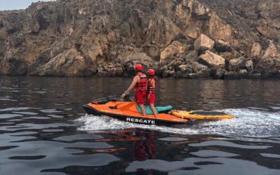Movilizados efectivos del Plan Copla para rescatar a dos personas con su perro en una tabla de paddle surf en el Mojón (Isla Plana), Bahia de Mazarrón