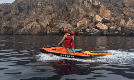 Movilizados efectivos del Plan Copla para rescatar a dos personas con su perro en una tabla de paddle surf en el Mojón (Isla Plana), Bahia de Mazarrón