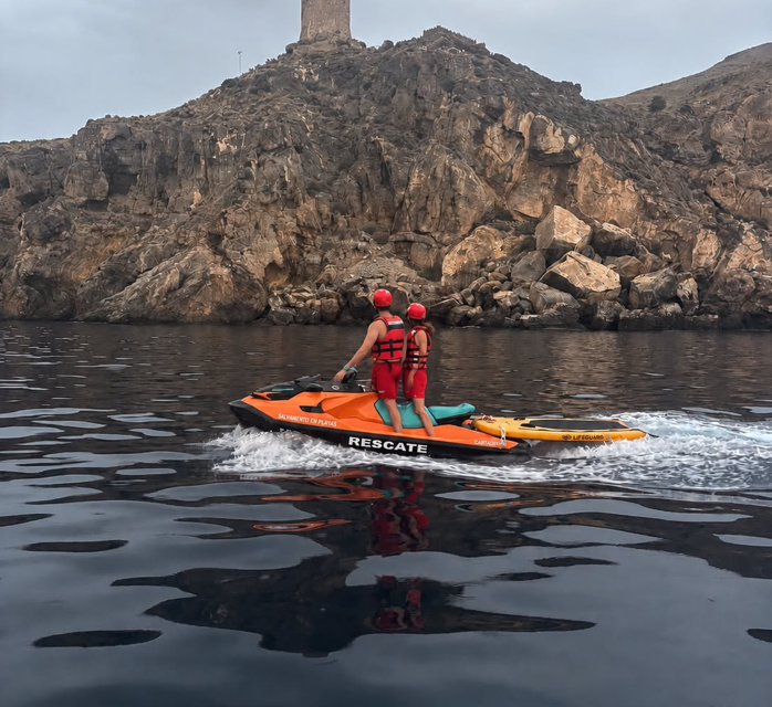 Movilizados efectivos del Plan Copla para rescatar a dos personas con su perro en una tabla de paddle surf en el Mojón (Isla Plana), Bahia de Mazarrón