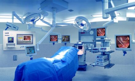 BEl hospital Santa Lucía permite que los padres acompañen a sus hijos en el quirófano pediátrico como impulso a una cirugía más humana