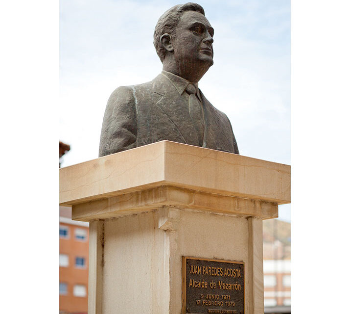 La Plaza del Alcalde Juan Paredes se encuentra en el casco urbano de Mazarrón,