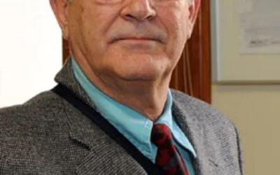 Pedro Guerrero Ruiz (nacido en Lorca en 1945) es una de las figuras más polifacéticas y respetadas del ámbito académico y literario de la Región de Murcia
