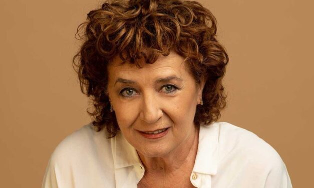 Beatriz Carvajal (cuyo nombre real es Beatriz Pla Navarro) nació en Madrid el 24 de diciembre de 1949, pero su madre nació en el Puerto de Mazarrón
