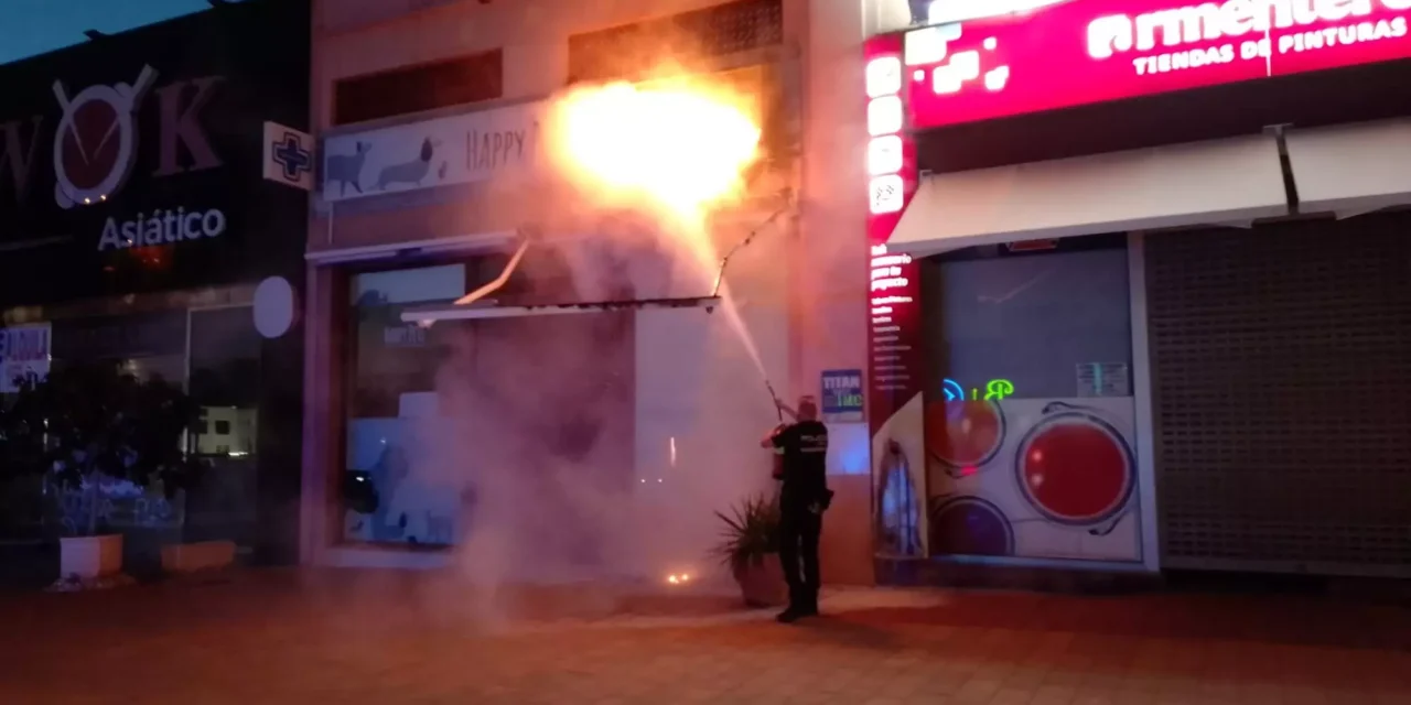 Alarma al incendiarse en Puerto de  Mazarrón una clínica veterinaria pegada a una tienda con productos inflamables