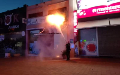 Alarma al incendiarse en Puerto de Mazarrón una clínica veterinaria pegada a una tienda con productos inflamables