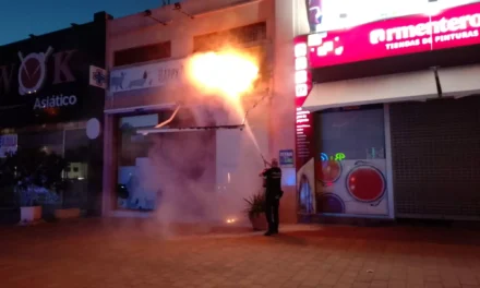 Alarma al incendiarse en Puerto de  Mazarrón una clínica veterinaria pegada a una tienda con productos inflamables