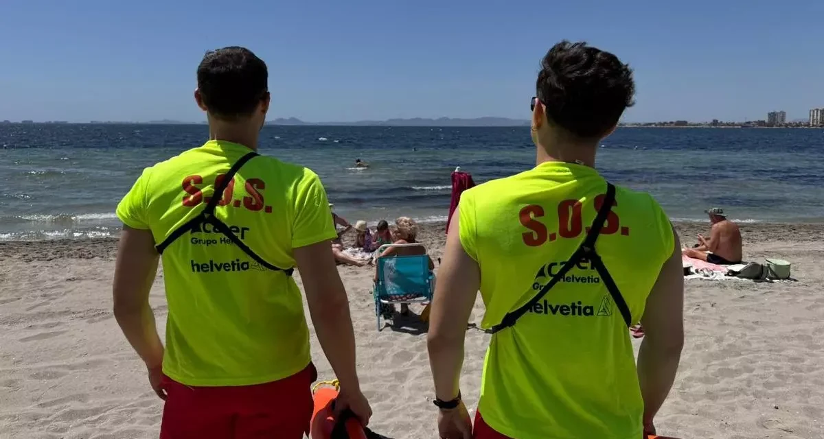 Herido un joven de 20 años en Mazarrón tras impactar contra unas rocas al saltar al agua en la playa de El Mojón
