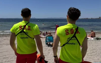 Herido un joven de 20 años en Mazarrón tras impactar contra unas rocas al saltar al agua en la playa de El Mojón