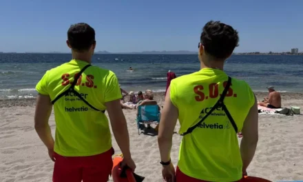 Herido un joven de 20 años en Mazarrón tras impactar contra unas rocas al saltar al agua en la playa de El Mojón
