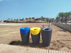 El Ayuntamiento de Mazarrón instala nuevas papeleras en las playas del municipio