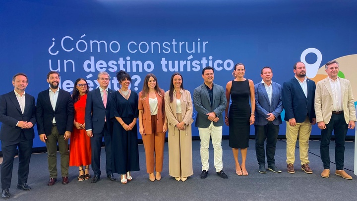 La Región reúne a profesionales del sector para analizar el papel estratégico del turismo como motor del desarrollo económico y social