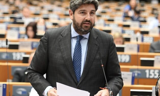 López Miras reclama a Bruselas un fondo específico para garantizar el futuro de la pesca