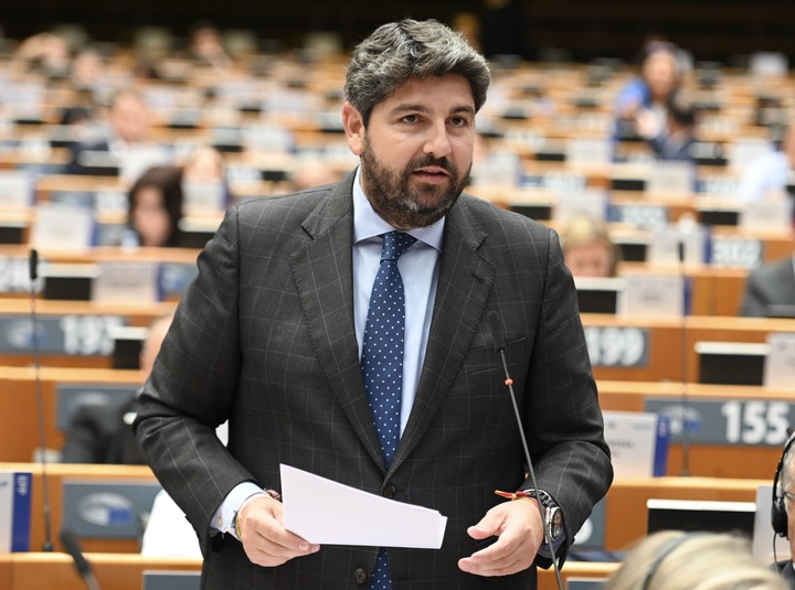 López Miras reclama a Bruselas un fondo específico para garantizar el futuro de la pesca