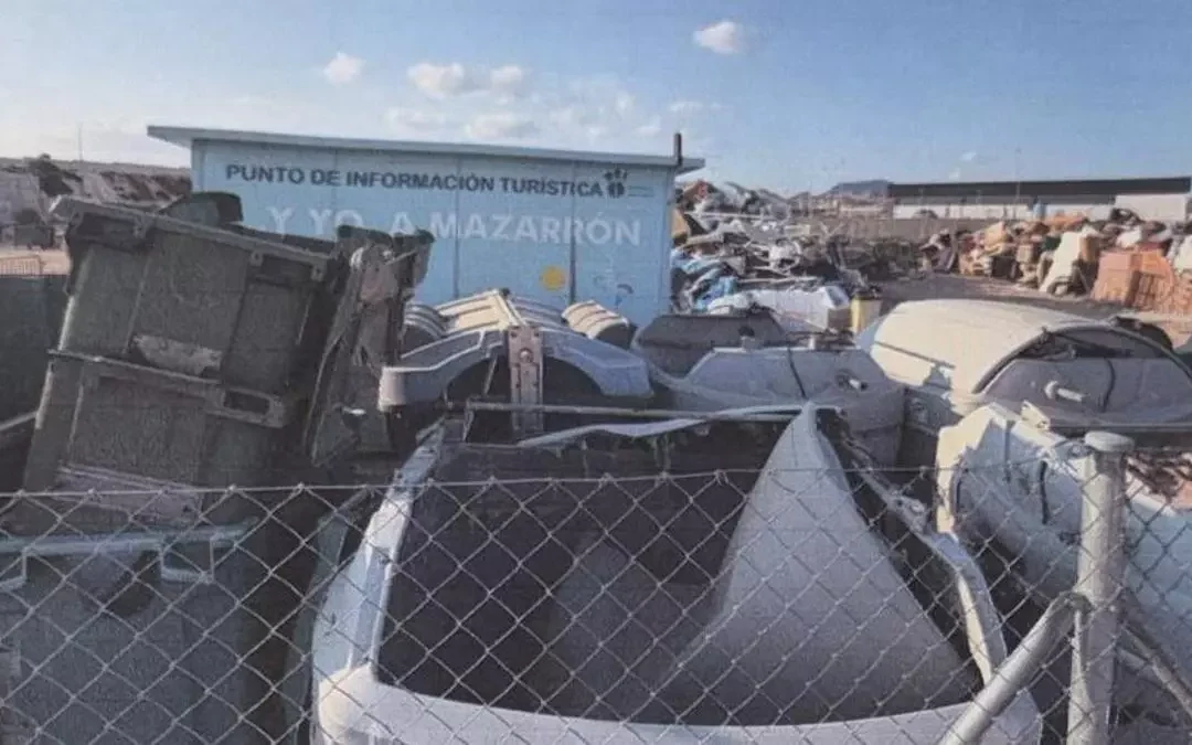 La Guardia Civil investiga la acumulación de colchones, electrodomésticos y otros enseres voluminosos en un solar de propiedad municipal ubicado en el Polígono La Charca de Mazarrón, informan fuentes cercanas al caso.