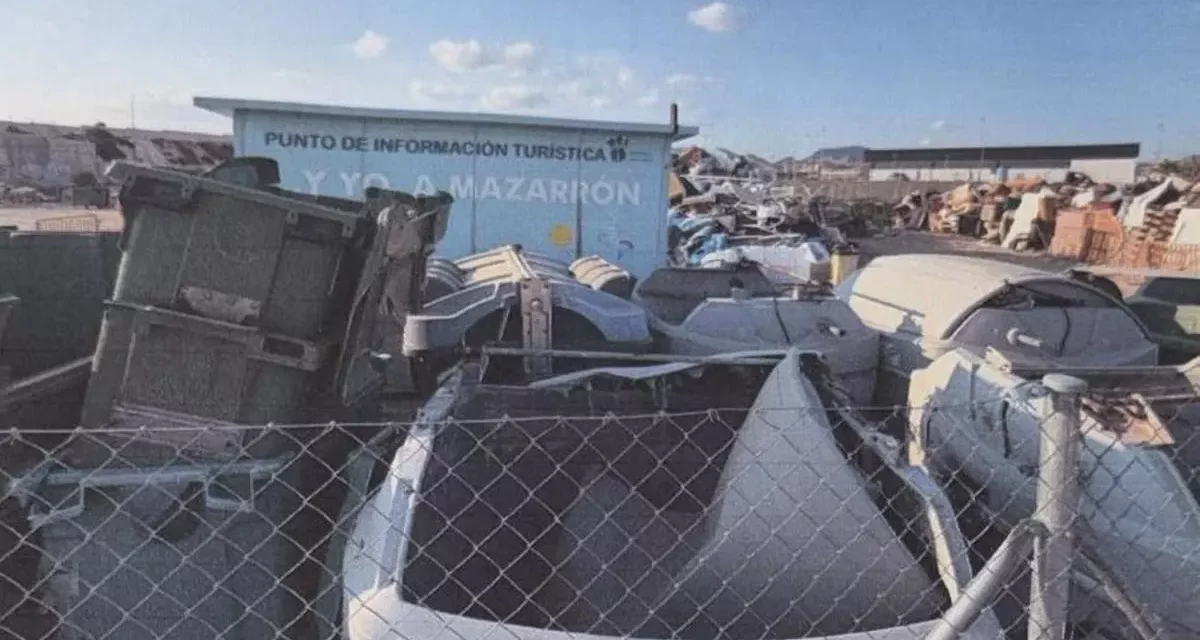 La Guardia Civil investiga la acumulación de colchones, electrodomésticos y otros enseres voluminosos en un solar de propiedad municipal ubicado en el Polígono La Charca de Mazarrón, informan fuentes cercanas al caso.