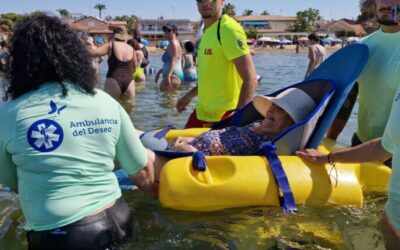 Ana María, de 95 años, cumple su deseo y vuelve a bañarse en la Bahía de Mazarrón