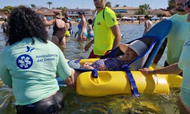 Ana María, de 95 años, cumple su deseo y vuelve a bañarse en la Bahía de Mazarrón
