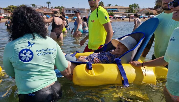 Ana María, de 95 años, cumple su deseo y vuelve a bañarse en la Bahía de Mazarrón